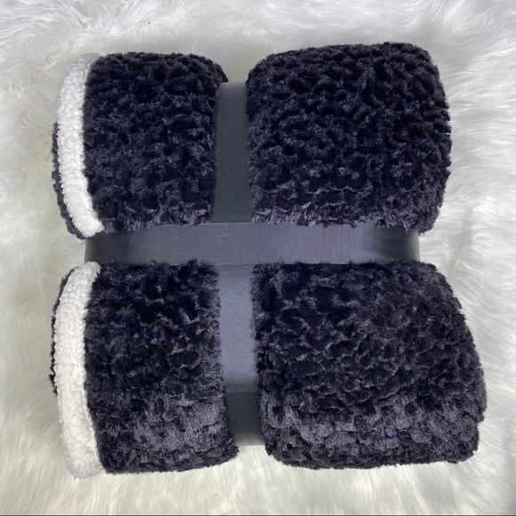 ⭐️SALE⭐️Black Micromink Sherpa Throw - Picture 2 of 3